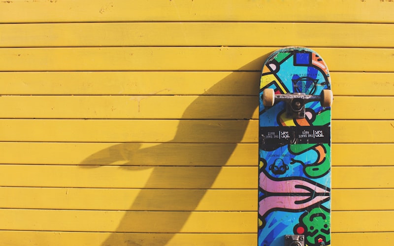 年轻人在城市街头进行滑板运动的场景